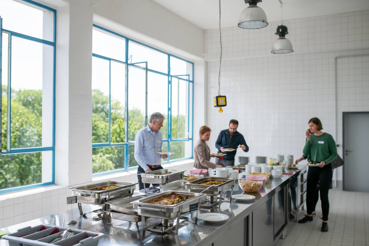 Die gut ausgestattete Cateringküche grenzt direkt an den Saal an.