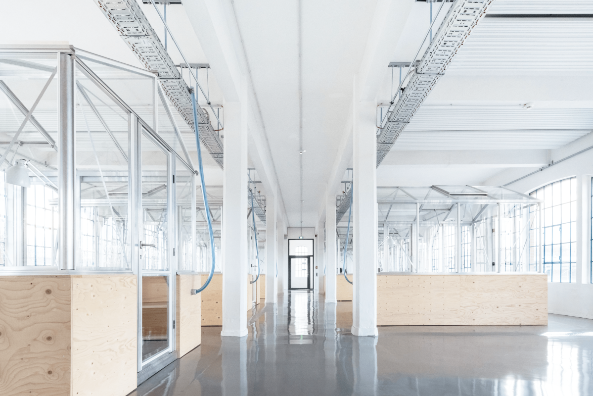 Die kleinen Gewächshausbüros bestehen aus einem Holzsockel von 3,1 x 2,3 Metern, auf denen ein handelsübliches Mauergewächshaus gesetzt wurde.