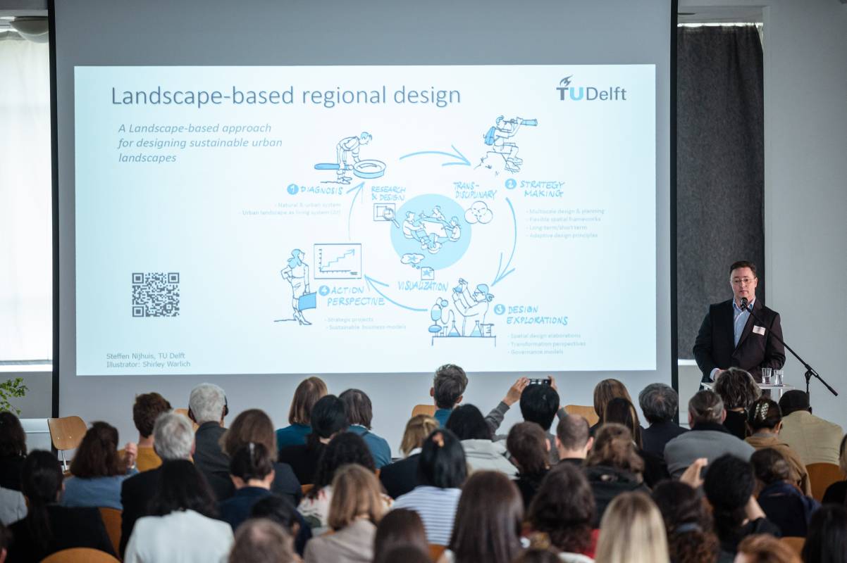 Leinwand und Beamer sind fest integriert und lassen sich einfach bedienen.