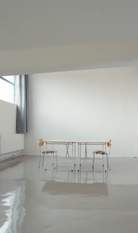 Die zwei Raumhöhen machen den Raumeindruck aus.